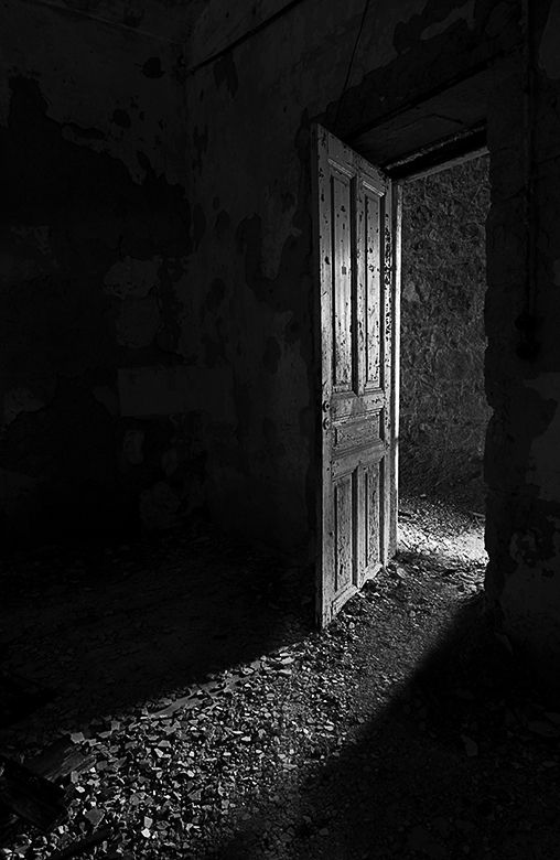 BİR KAPI BİR BOŞLUK